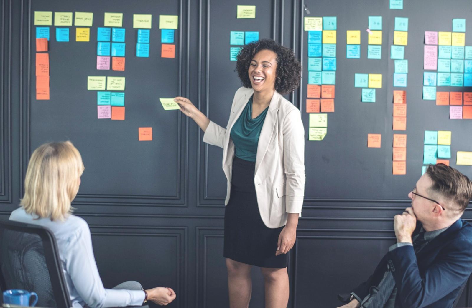 Moderne Fintech-Arbeitsumgebung mit digitalen Tools