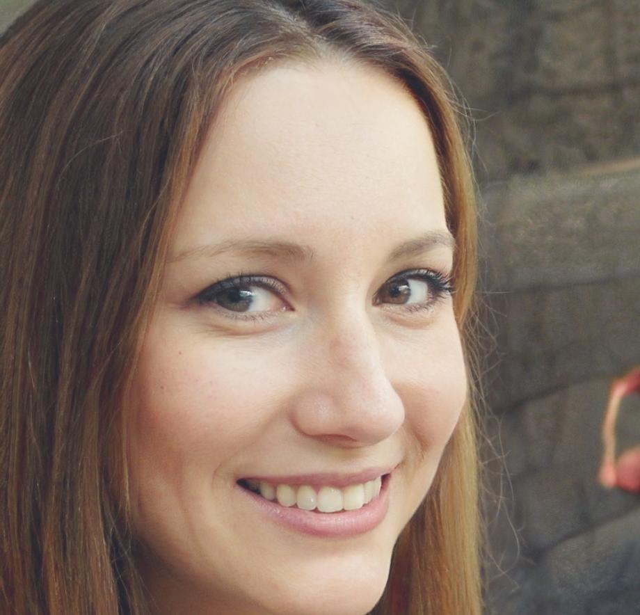 Fintech-Expertin Zephyra Valeska bei der Beratung